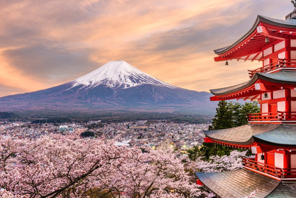 新倉山淺間公園忠靈塔眺望富士山的賞櫻勝地