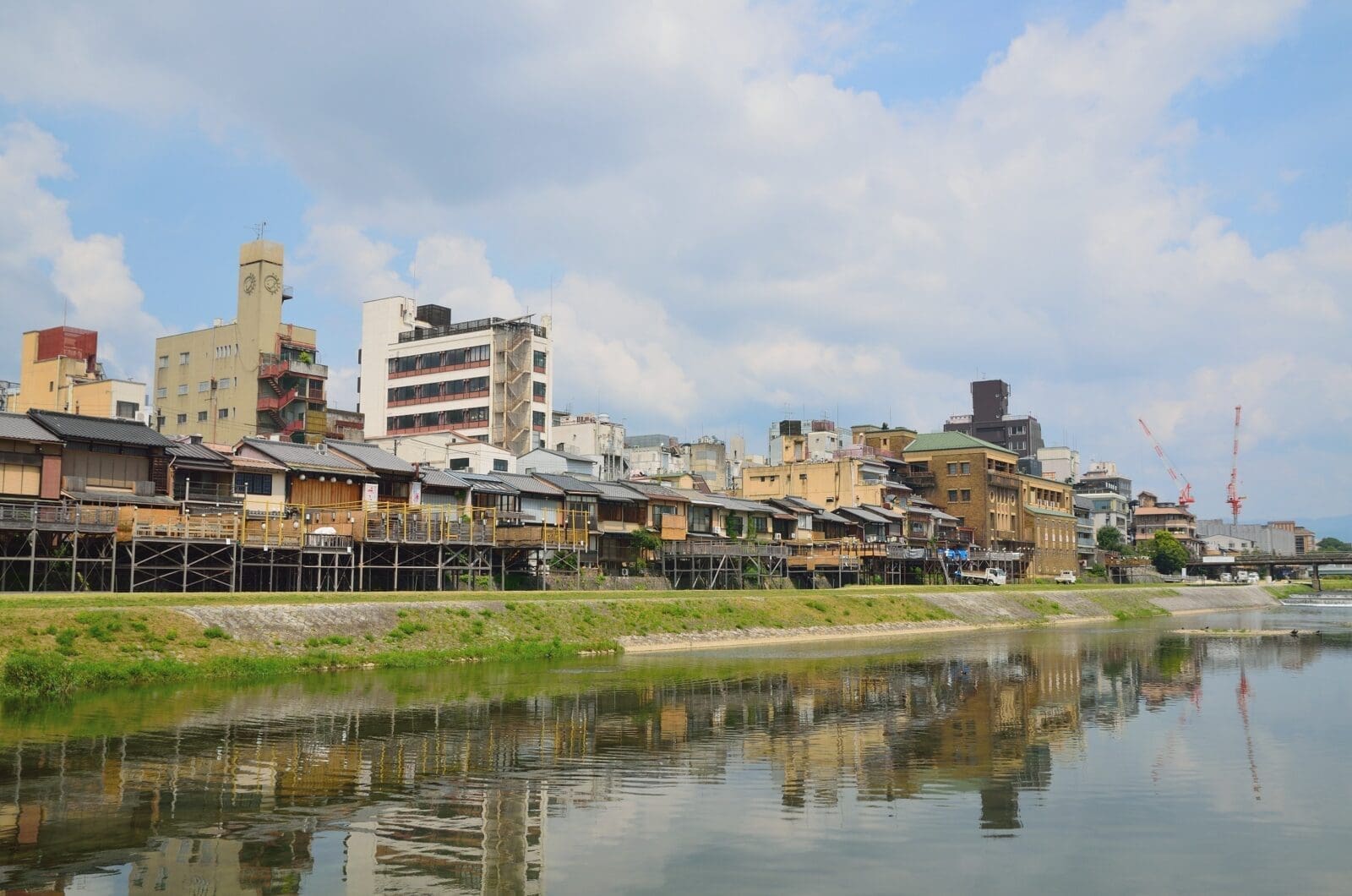 京都鴨川傍晚河岸夕陽與散步拍照景點