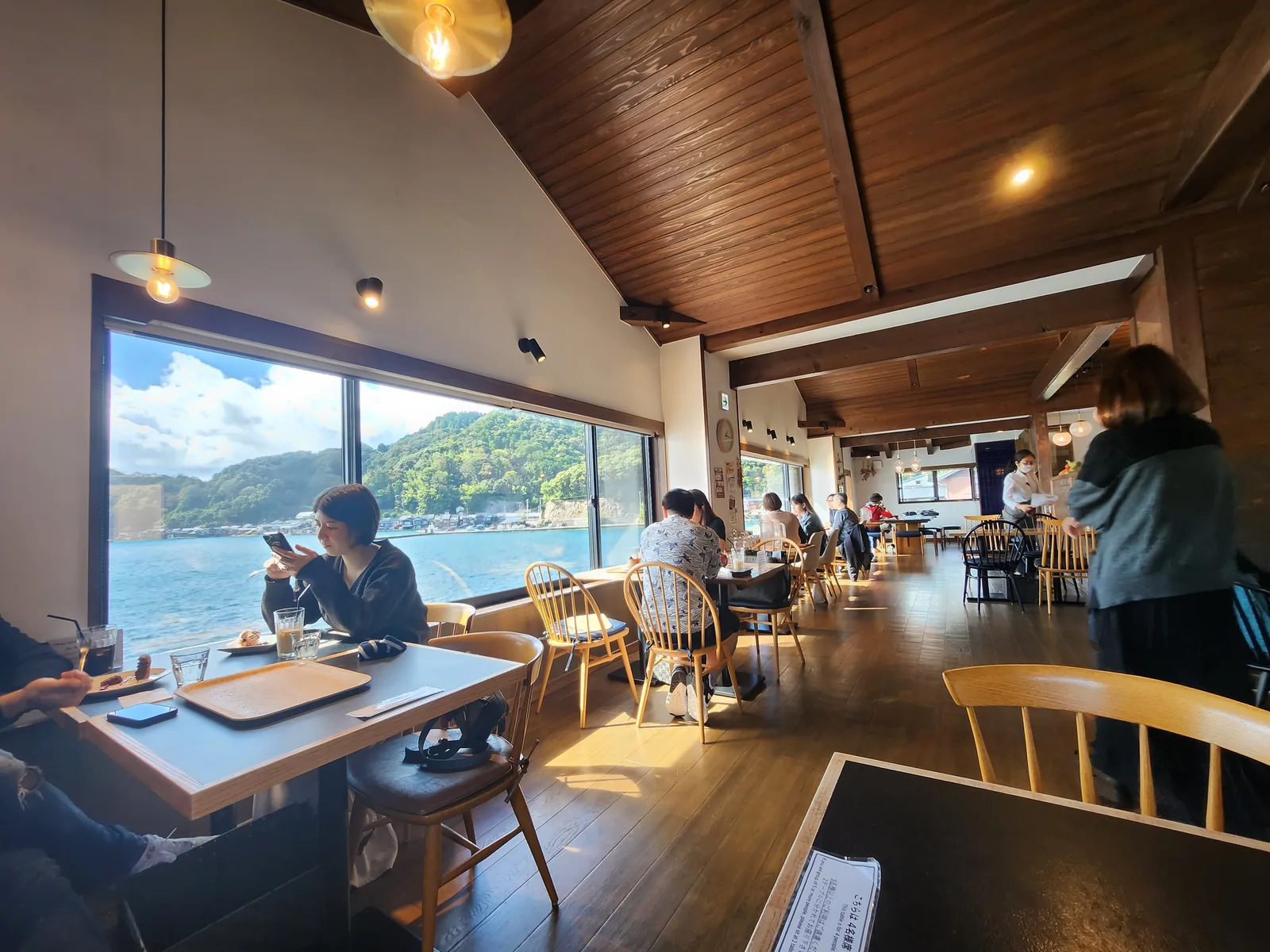 伊根灣海景咖啡館木質空間與面海落地窗
