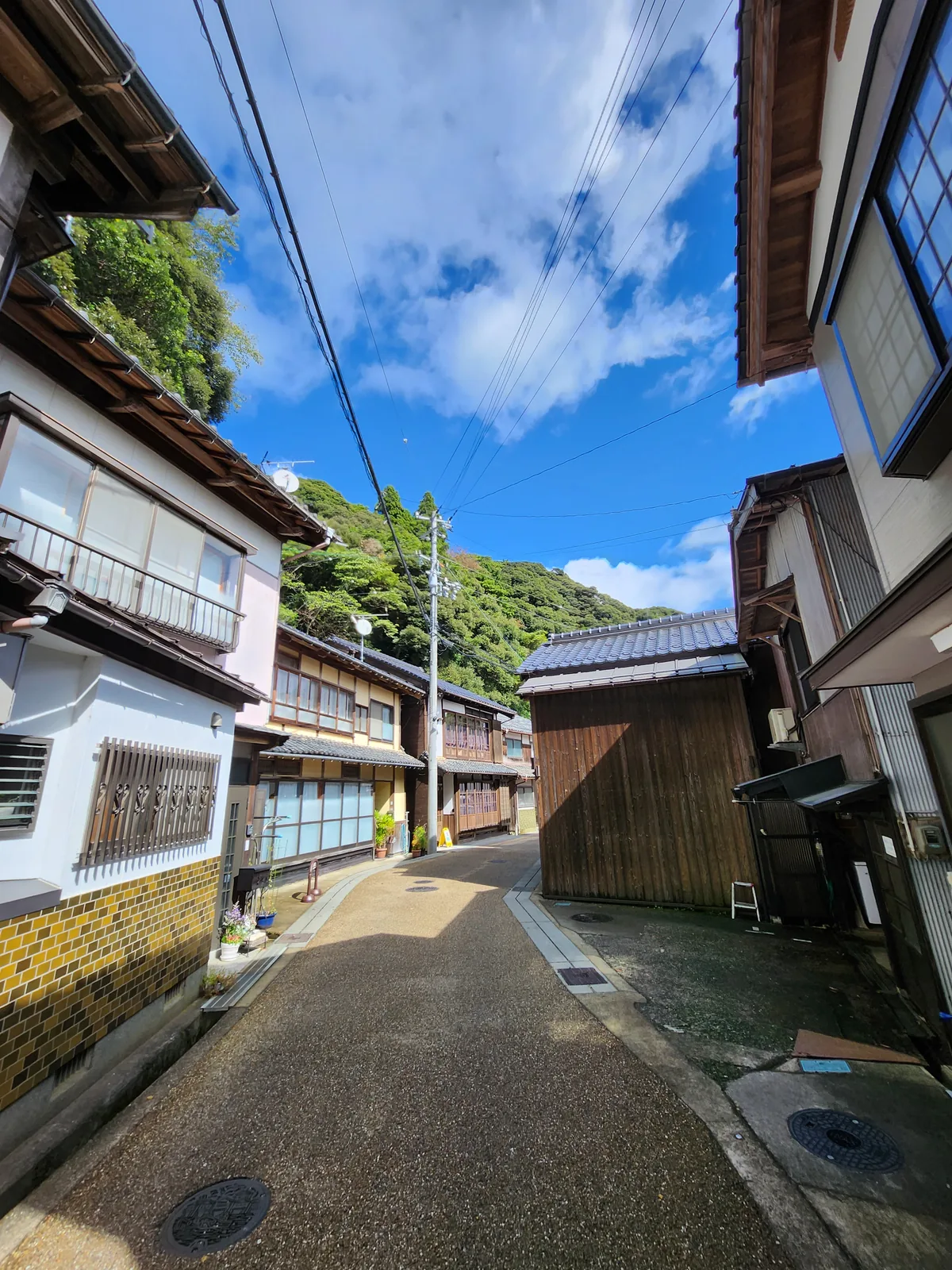 伊根舟屋聚落木造房屋之間的狹窄生活巷道