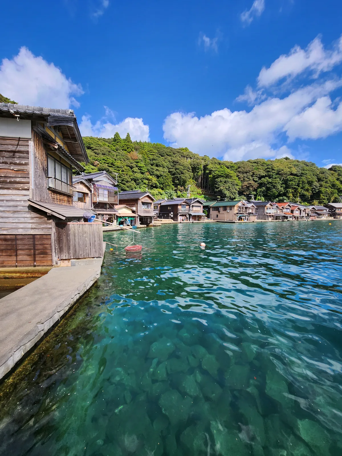 伊根舟屋木造建築緊鄰清澈海水的實拍景色