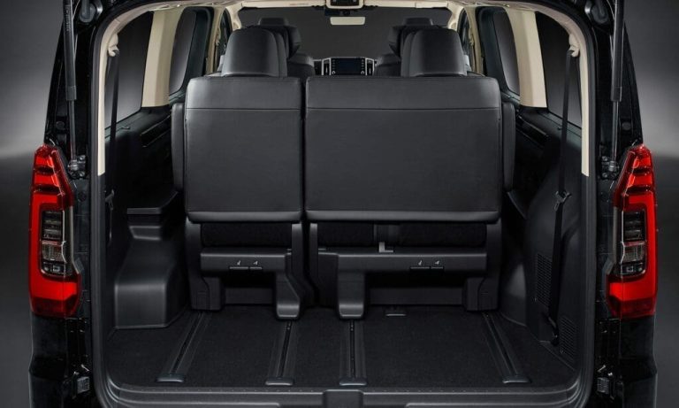 Toyota GranAce 車內配置