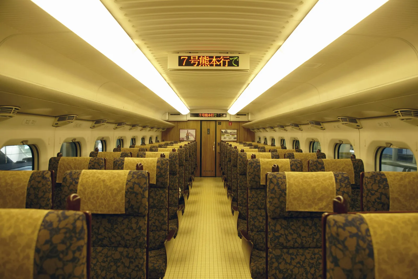 九州新幹線指定席車廂內部