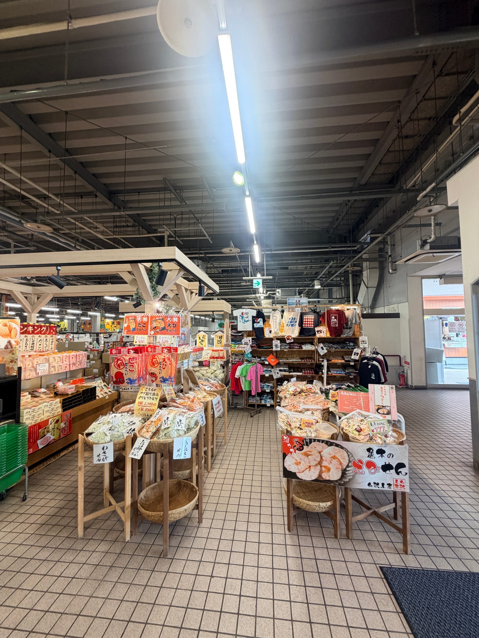 Toretore 市場室內伴手禮與入口動線
