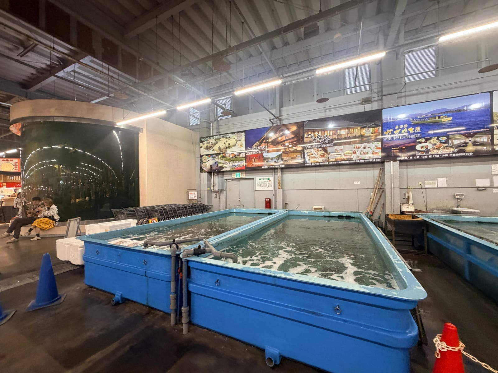 Toretore 市場大型水槽與活魚區