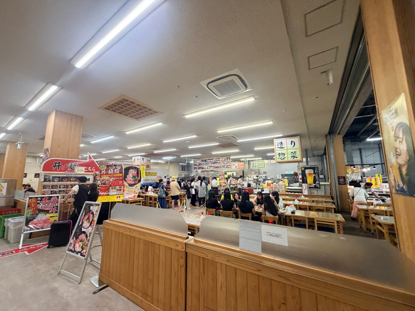 Toretore 市場內用座位區與食事動線