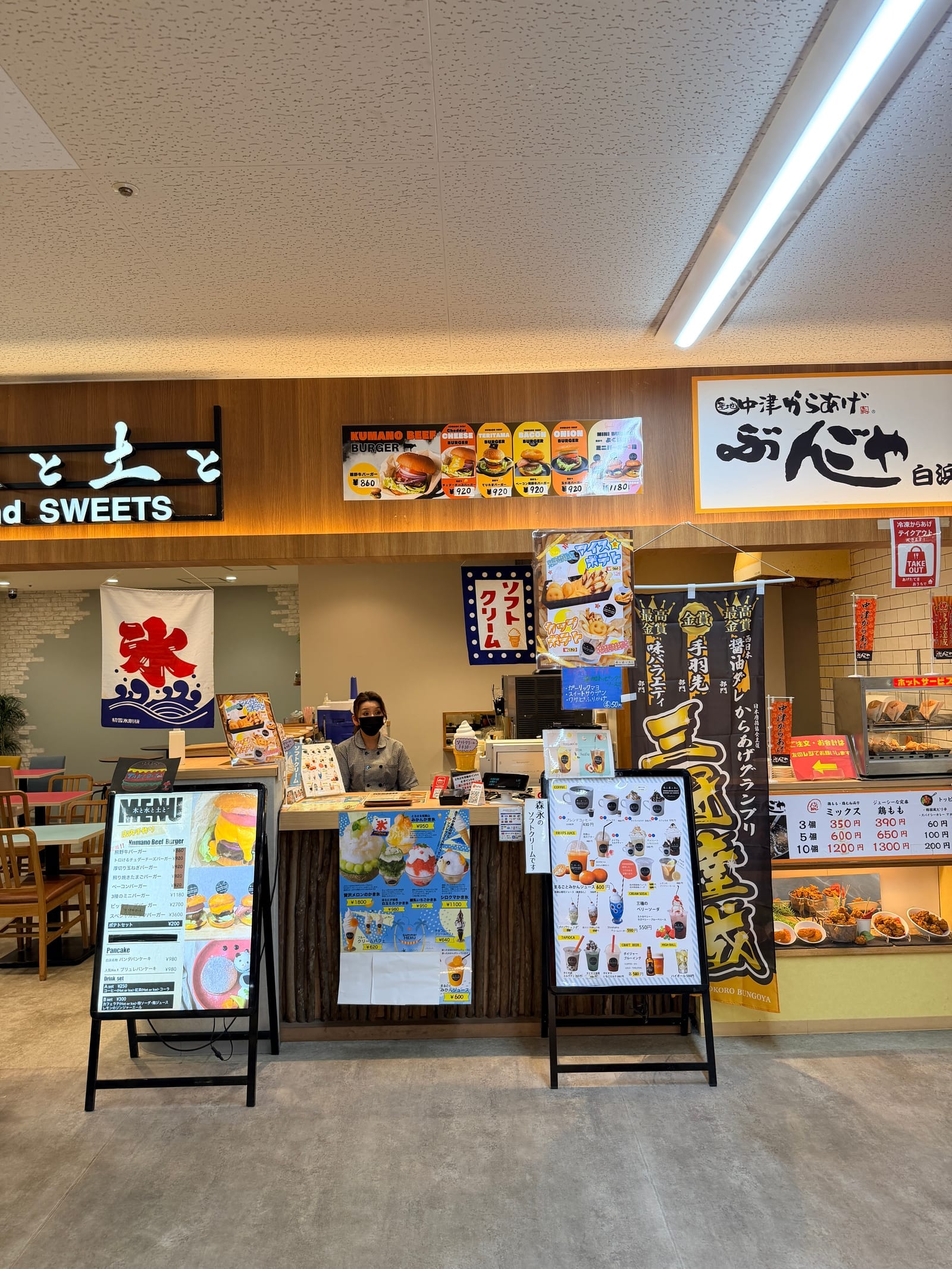 Toretore 市場木と水と土と甜點櫃位