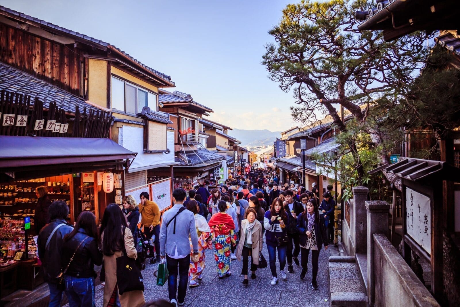 京都二年坂石板坡道擠滿遊客，其中包含穿著和服的旅客