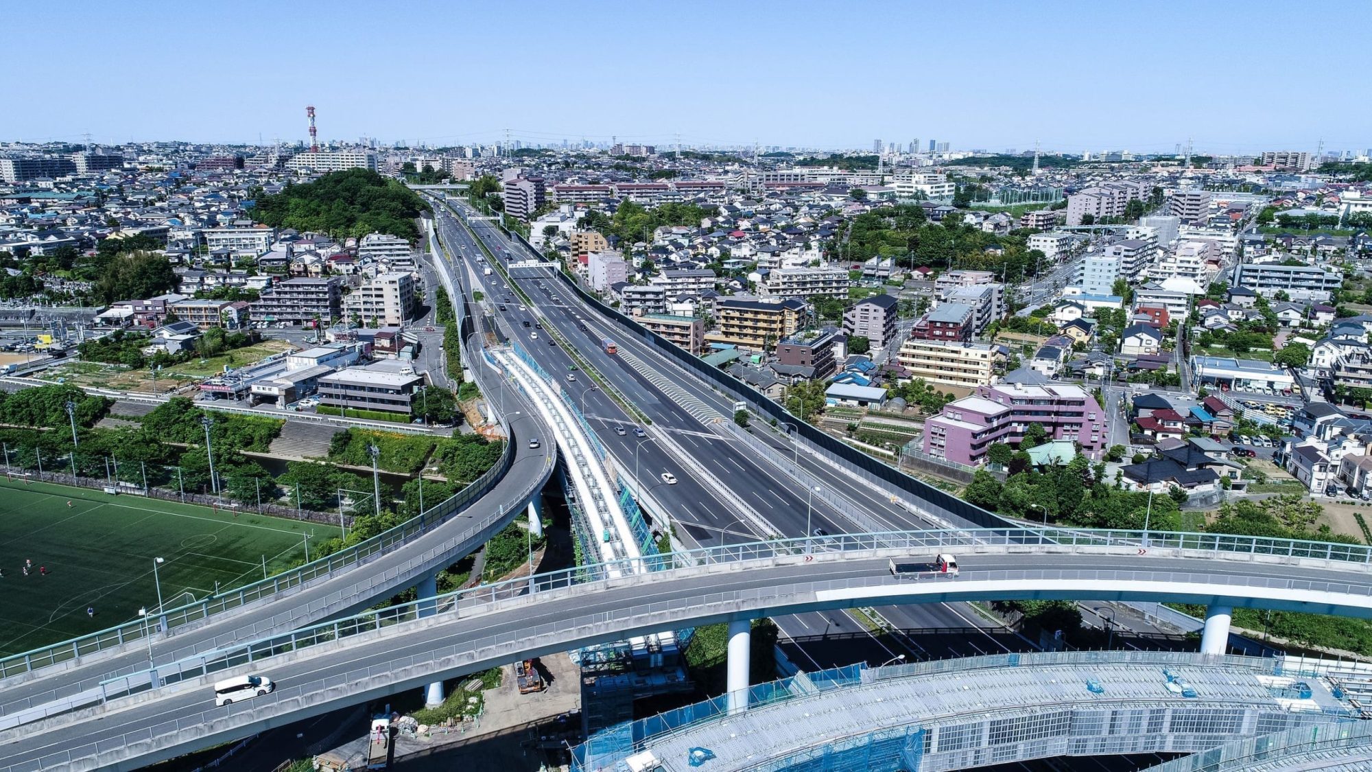 日本城市高速道路與左側通行車流
