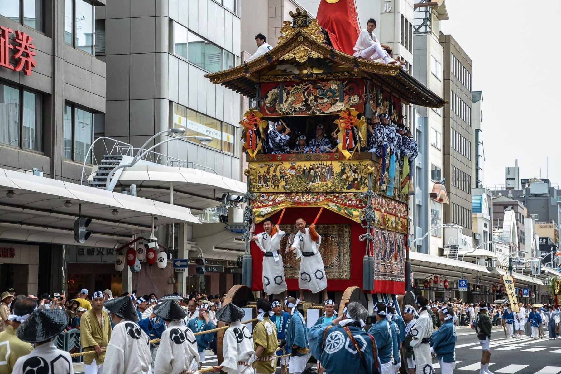 京都祇園祭山鉾巡行與傳統裝飾