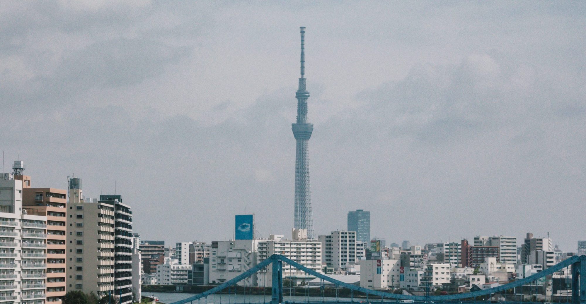 颱風天東京晴空塔與市區天候示意