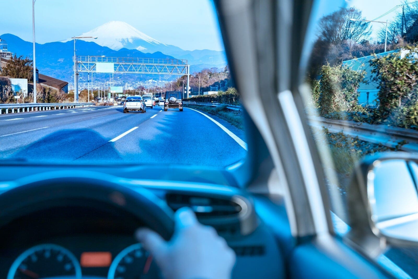 駕駛人在日本高速公路行駛並遠眺富士山