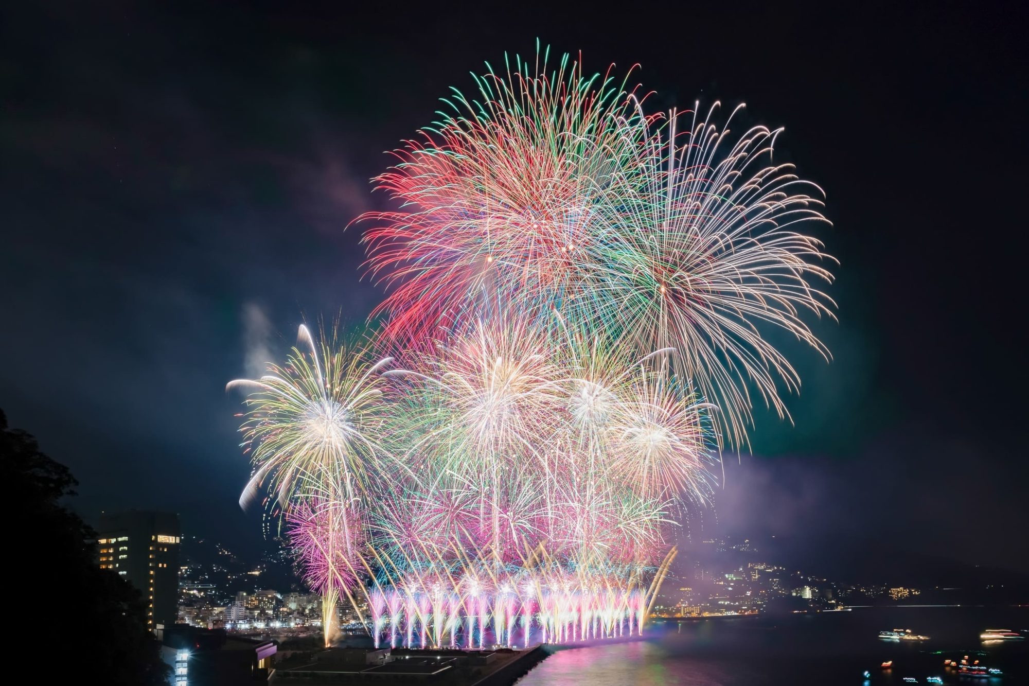 熱海灣海上花火大會夜景與煙火實景