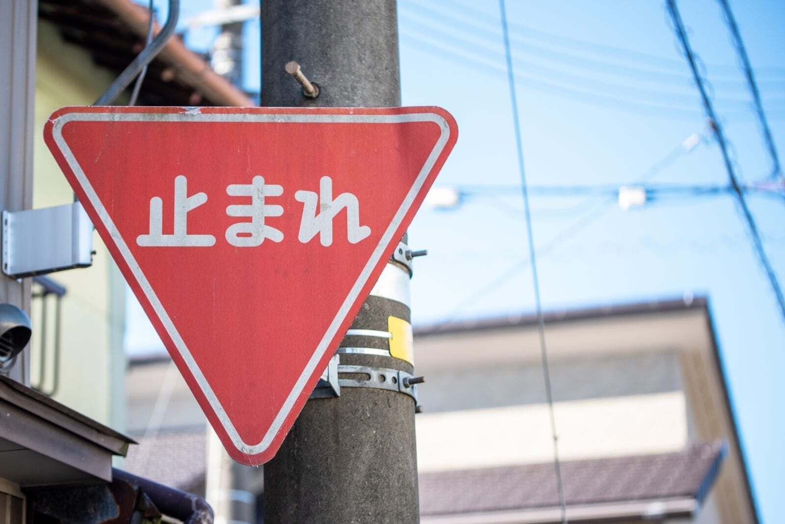 日本住宅區路口的紅色止まれ停止標誌