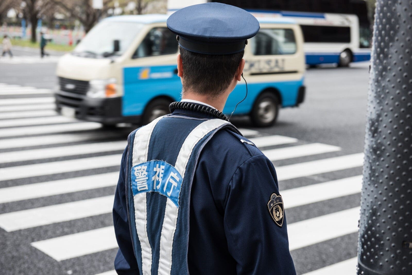 日本警察在斑馬線旁維持道路交通安全