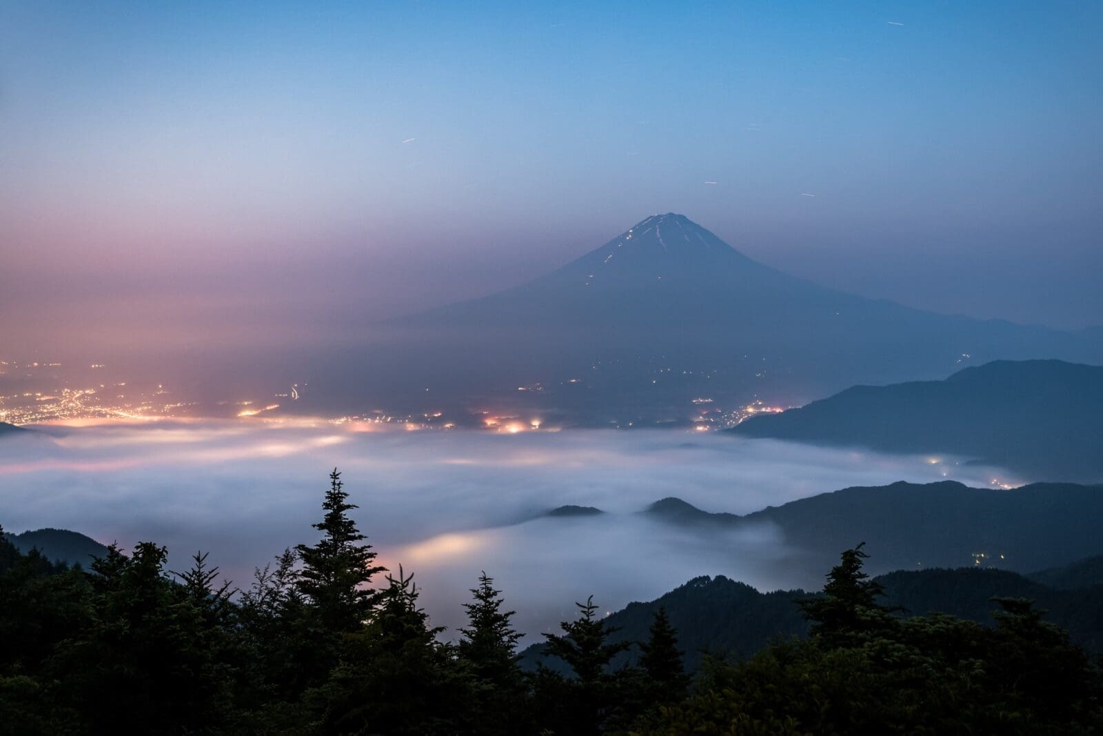 夏季綠意中的富士山