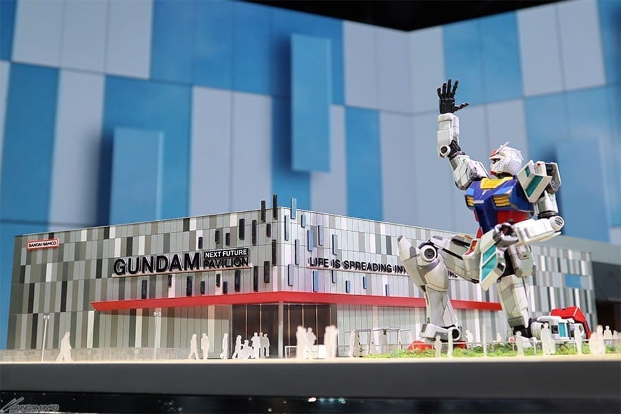 GUNDAM NEXT FUTURE PAVILION 與高跪姿鋼彈立像模型