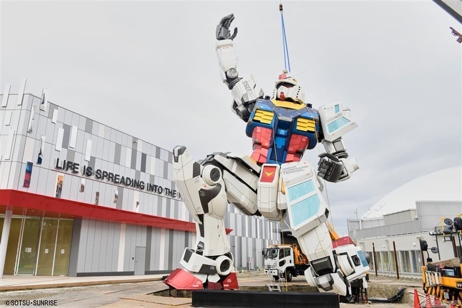 RX-78F00/E 鋼彈實物大立像施工完成時的高跪姿