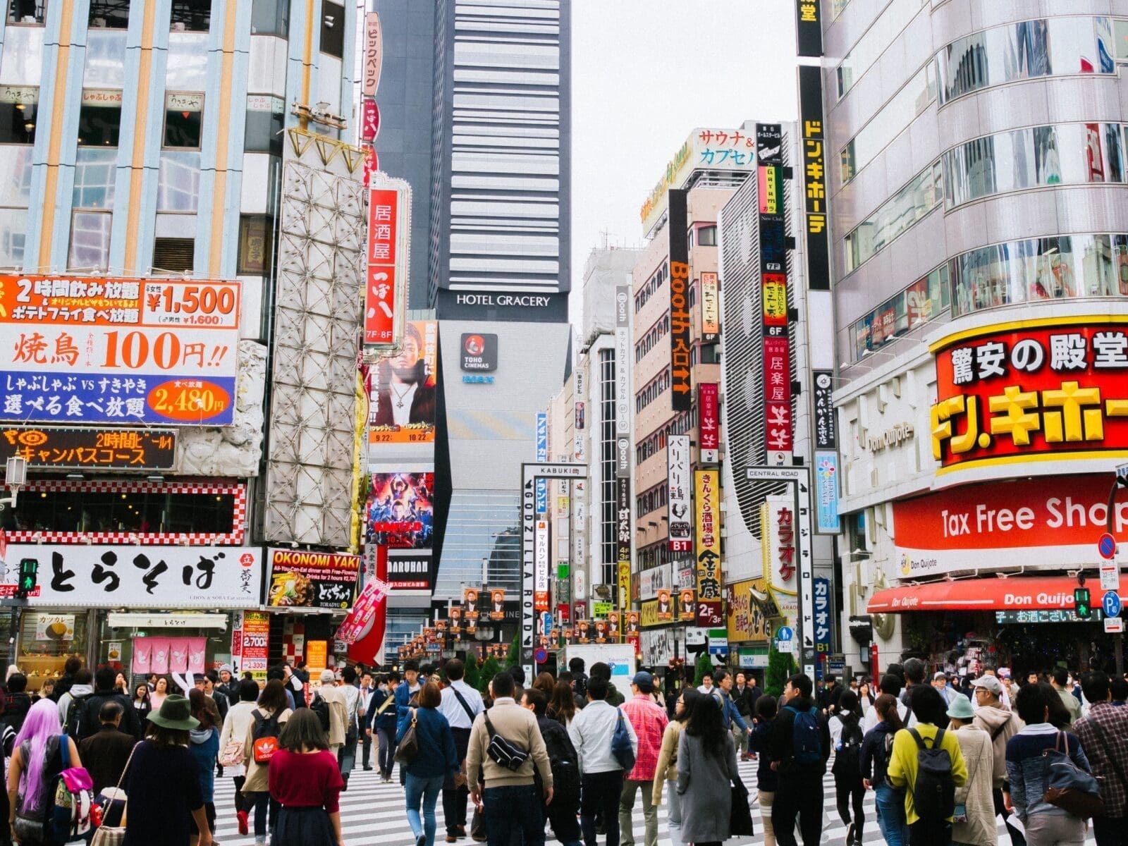 日本新宿街頭的 Tax Free 免稅商店招牌