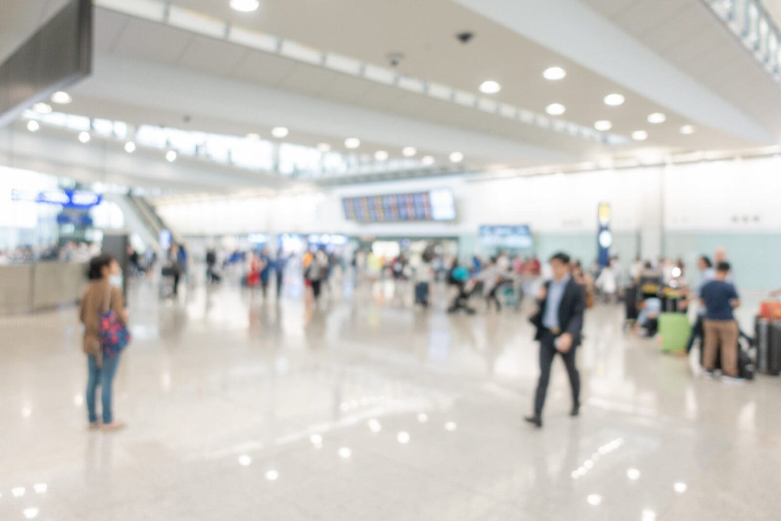 日本機場出境大廳與航班資訊看板