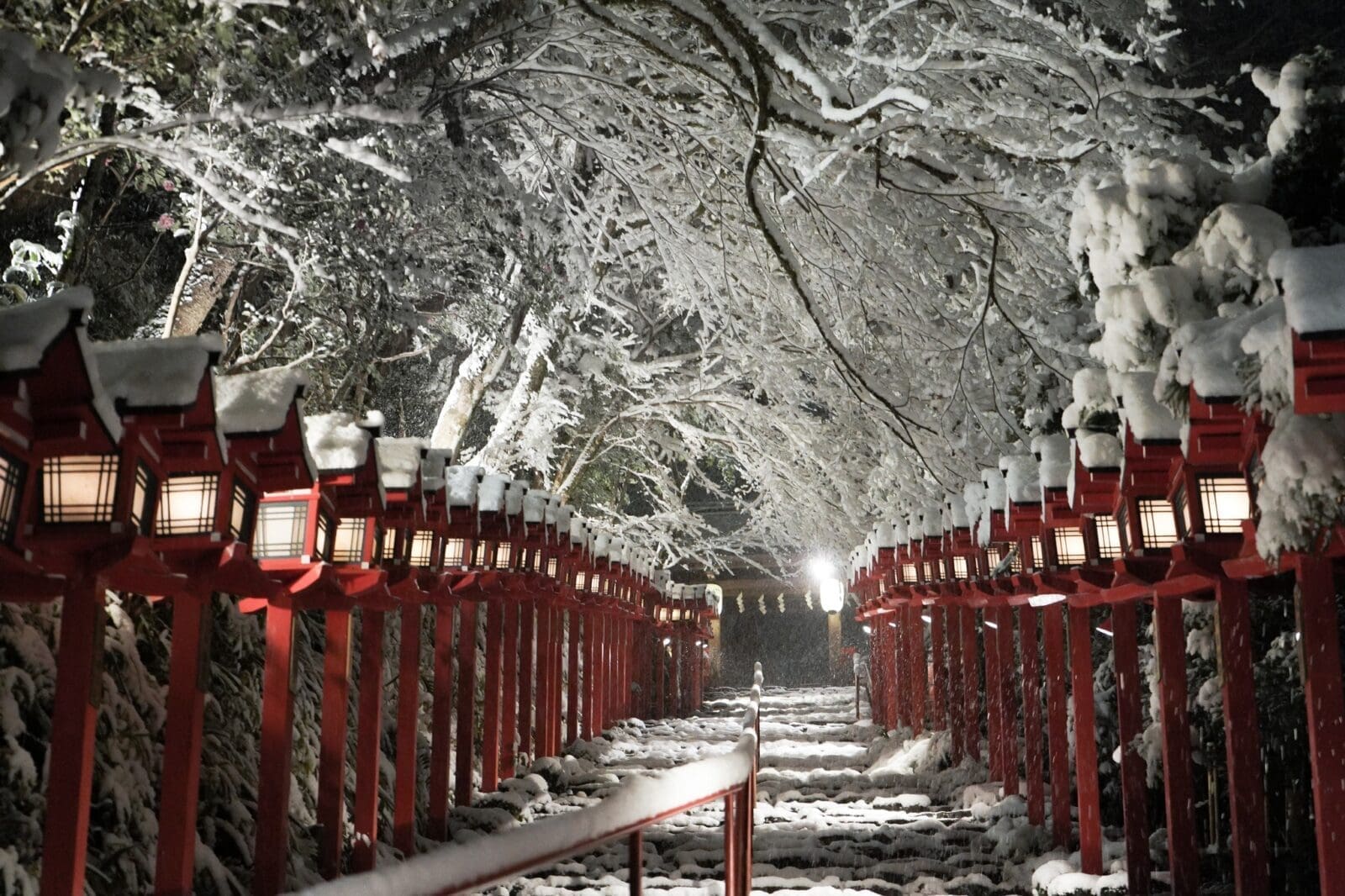 冬季積雪時的貴船神社石燈籠參道