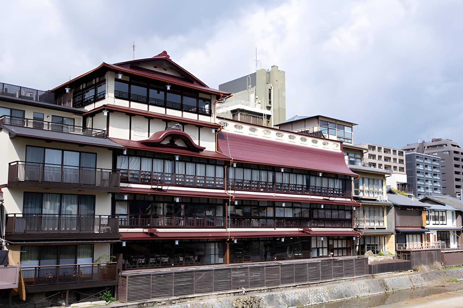 探索京都鴨川歷史建築與美食體驗：鮒鶴京都鴨川RESORT導覽與法式午餐