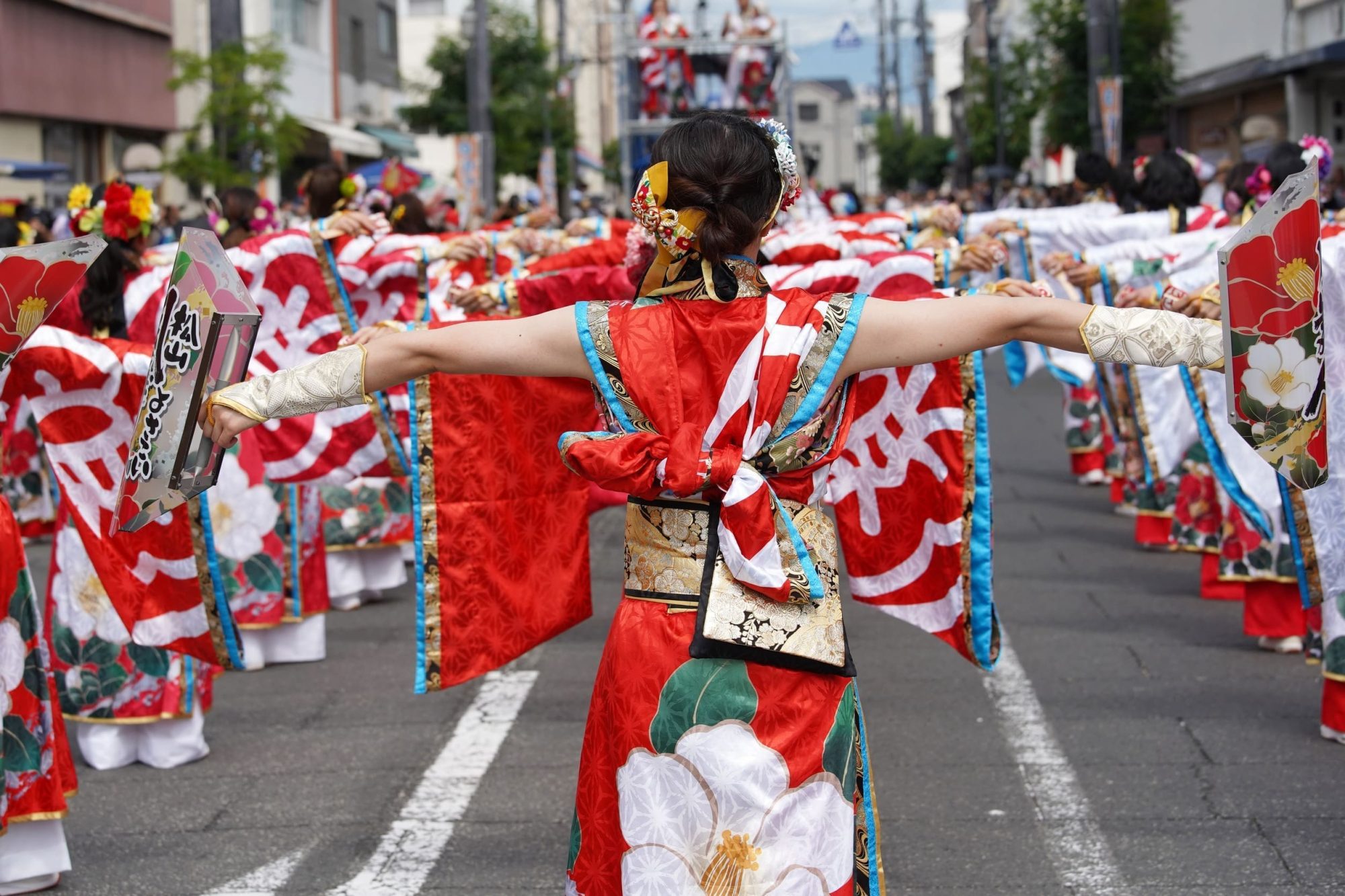 高知夜來祭舞者手持鳴子表演
