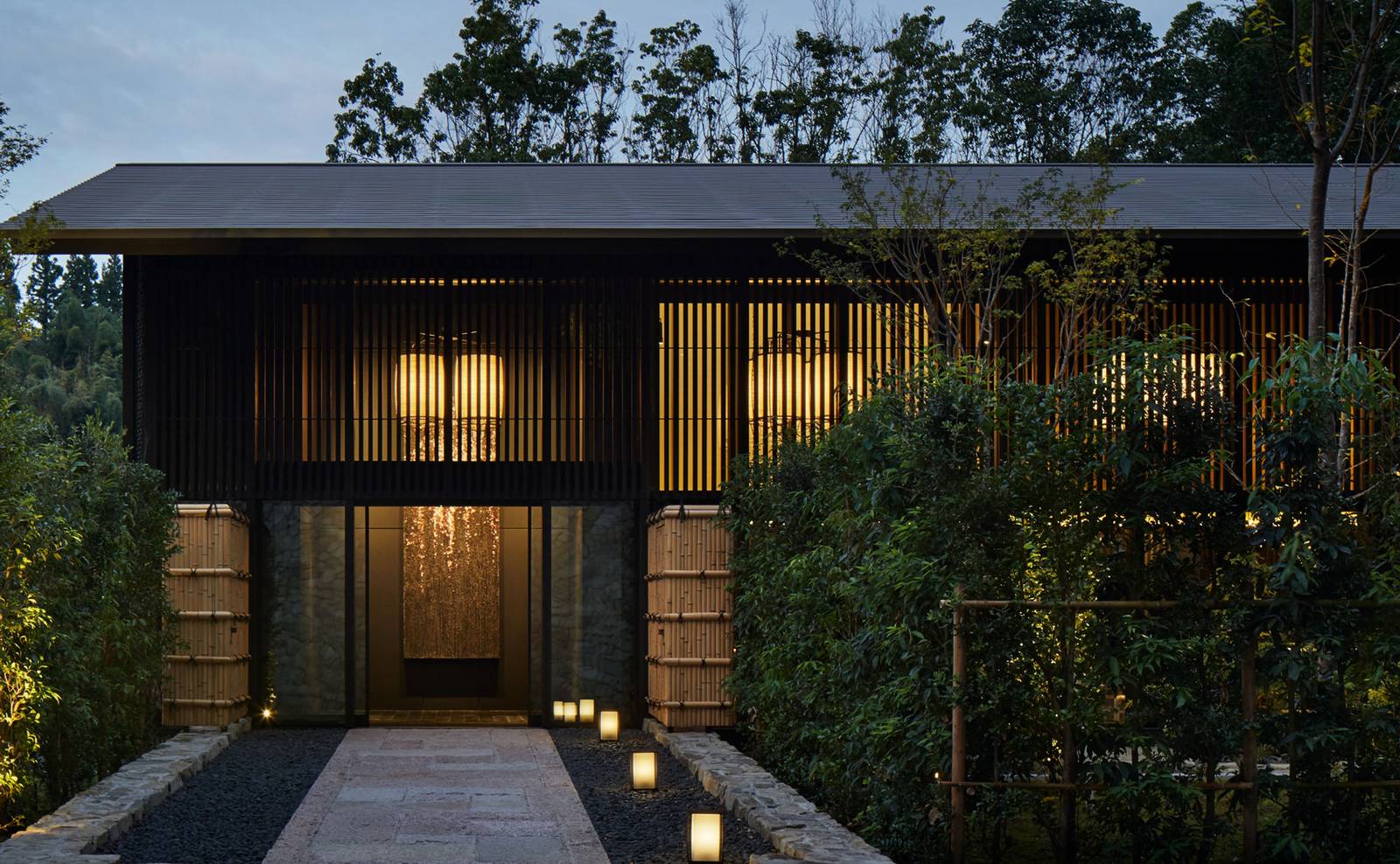 京都安縵｜夜間點燈的餐廳外觀與入口植栽