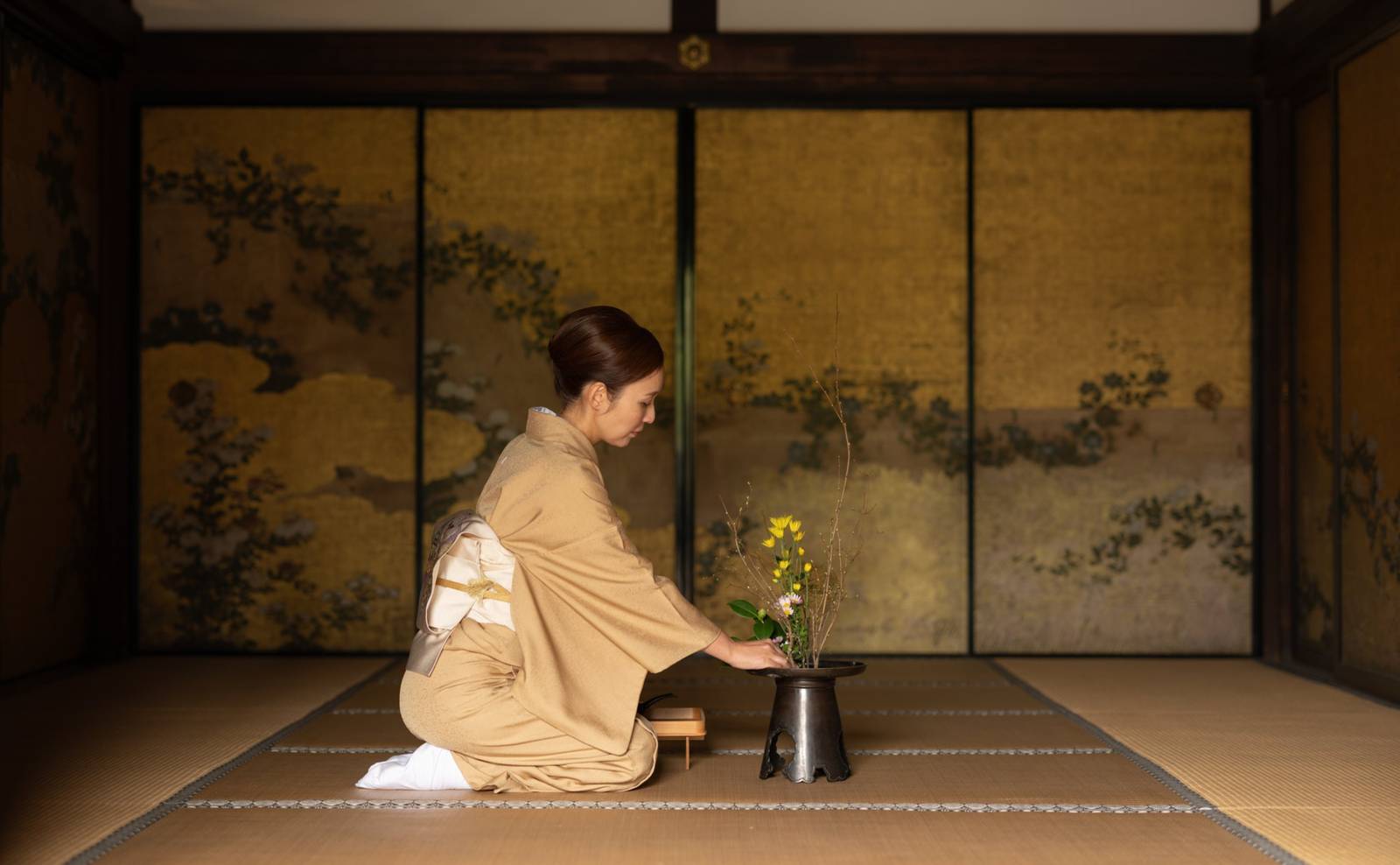 京都安縵｜和室中身著和服者正在整理花器