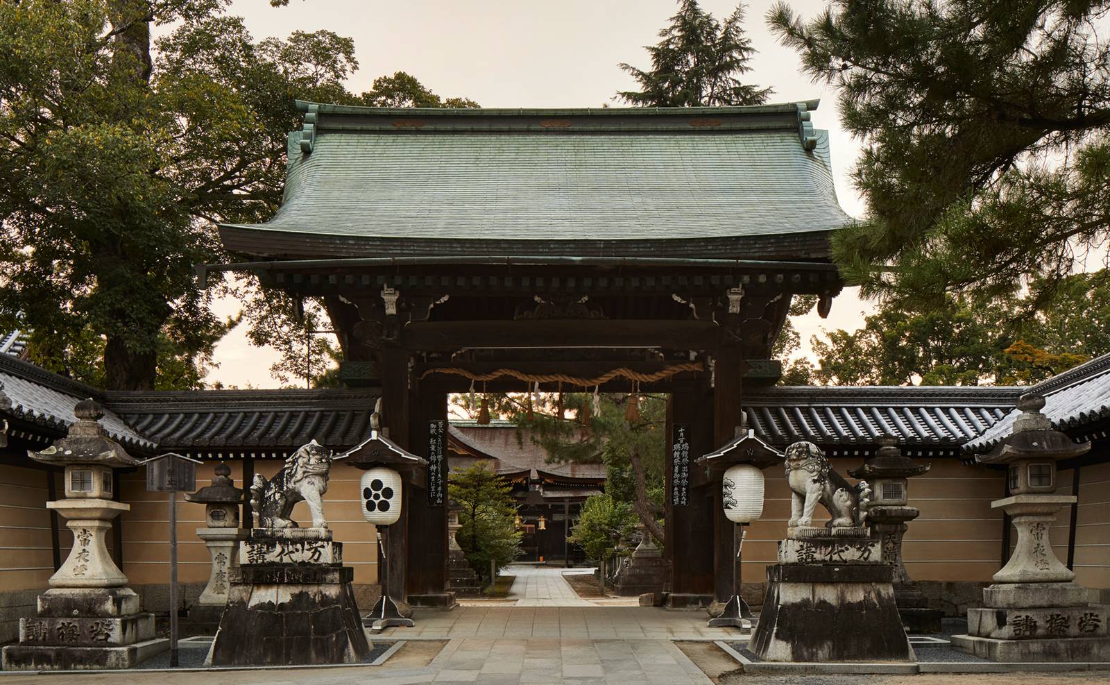 京都安縵｜北野天滿宮的樓門、石燈籠與參道