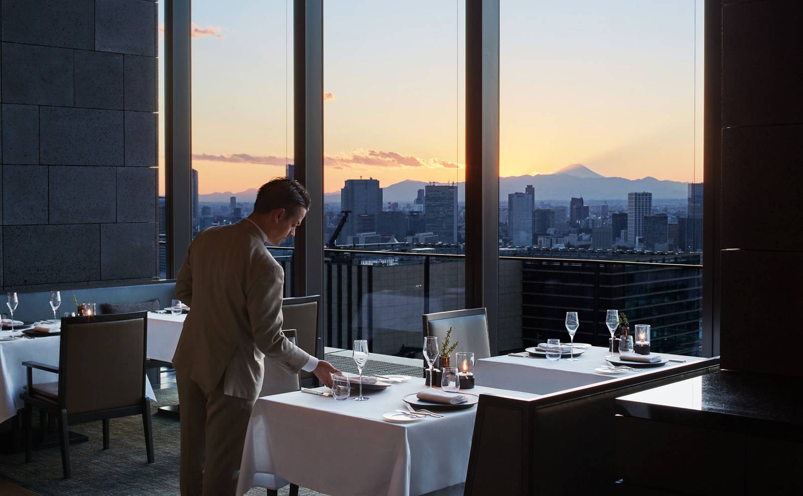東京安縵｜Arva 餐廳的餐桌佈置與黃昏天際線