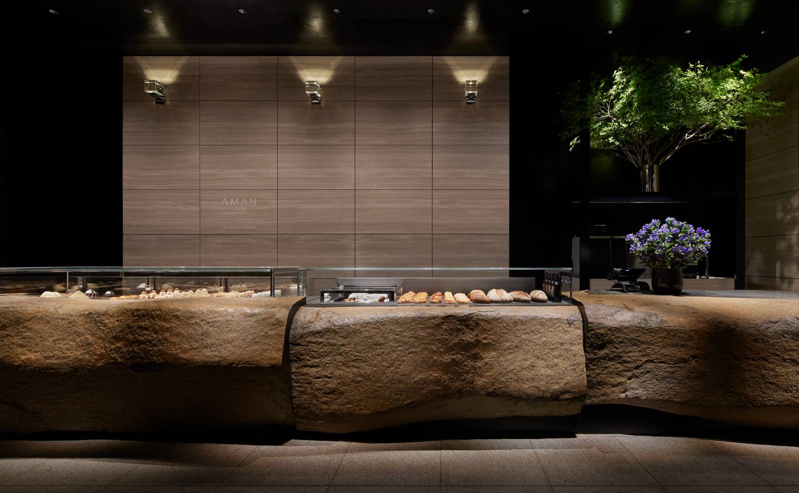 東京安縵｜La Pâtisserie 的石材櫃檯與後方植栽