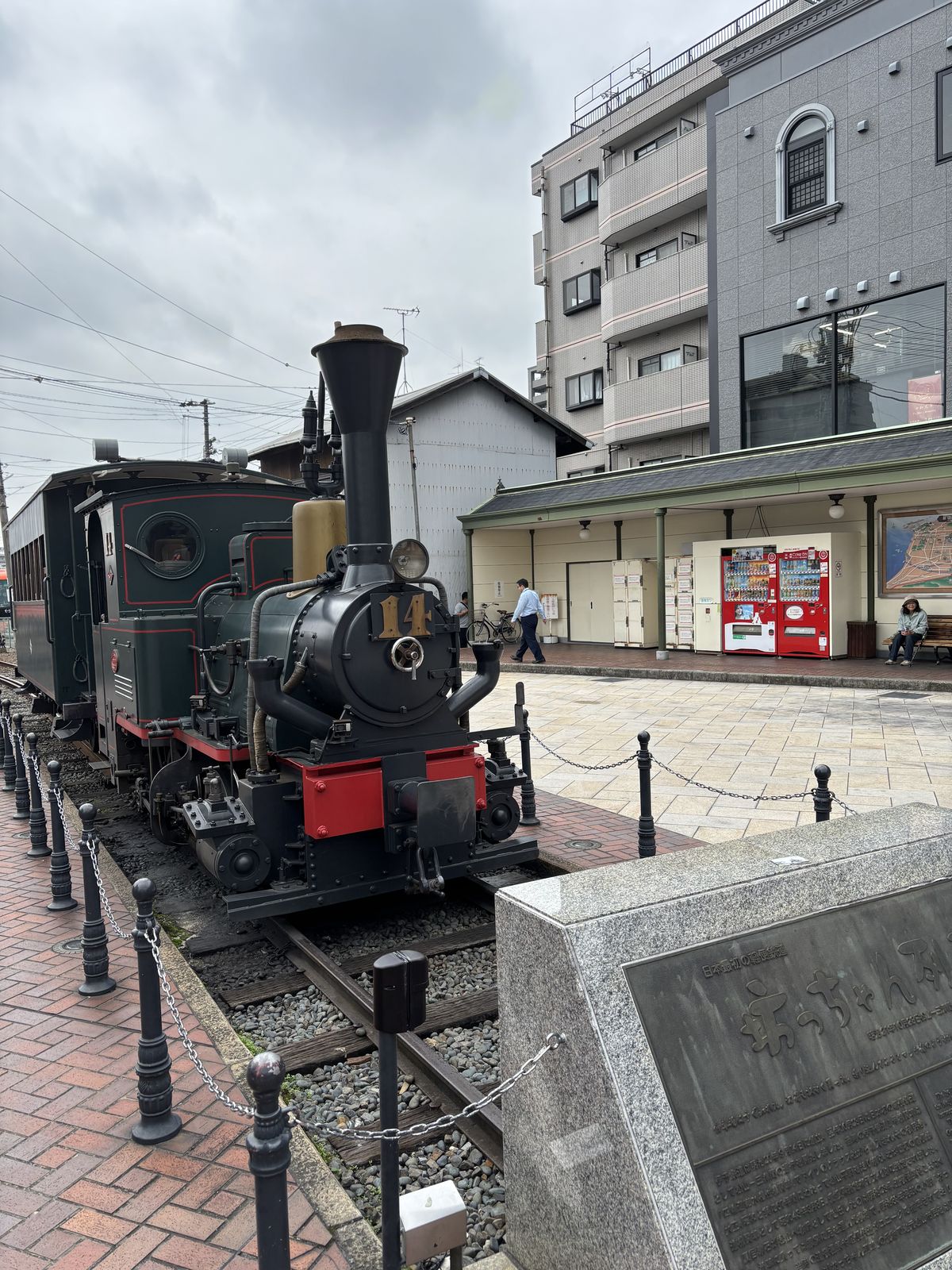 道後溫泉站前展示的少爺列車