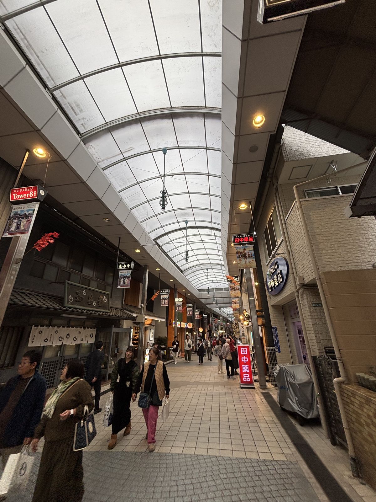 從道後溫泉站通往本館的道後商店街