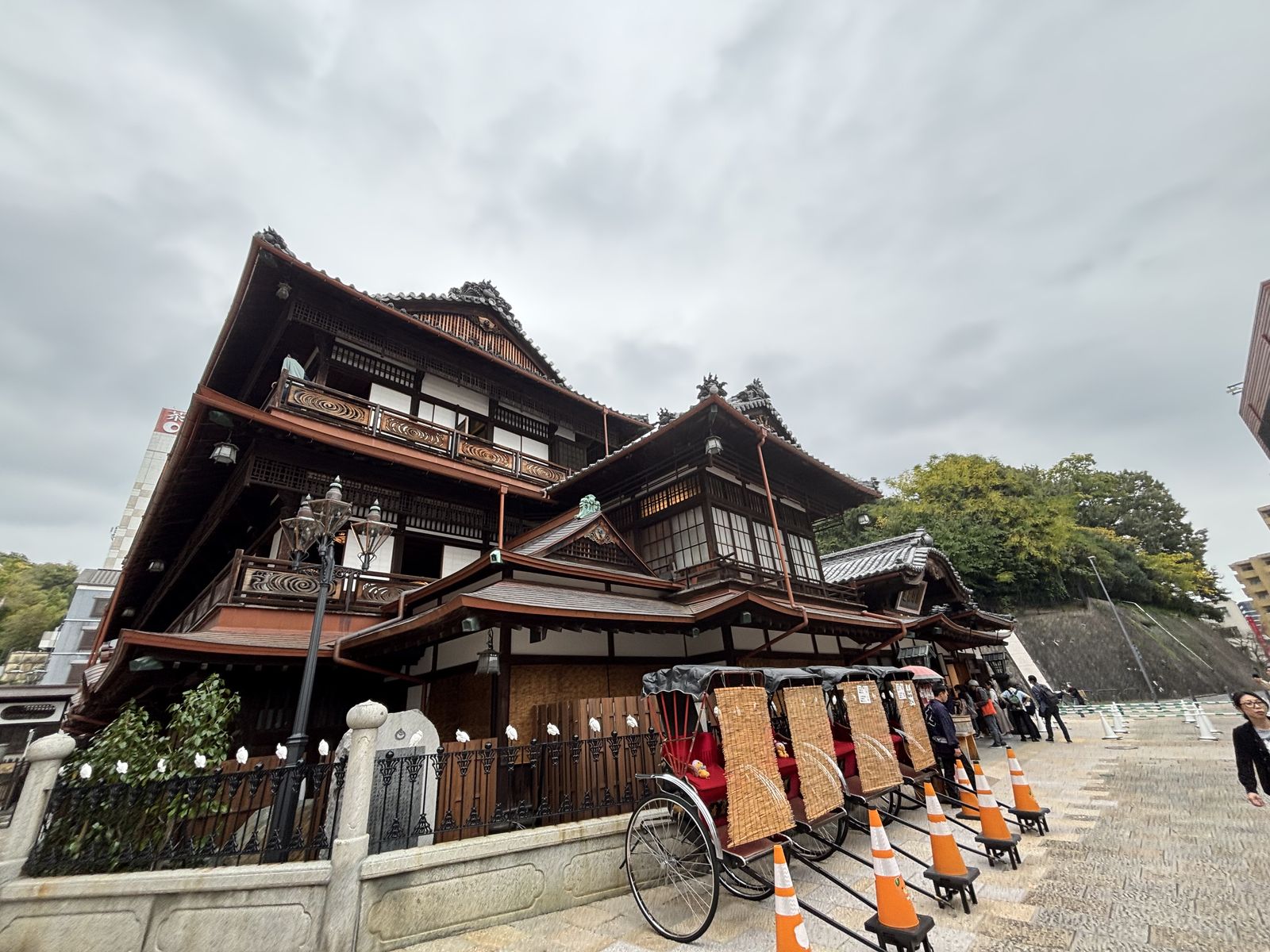 道後溫泉本館東側外觀與休憩空間