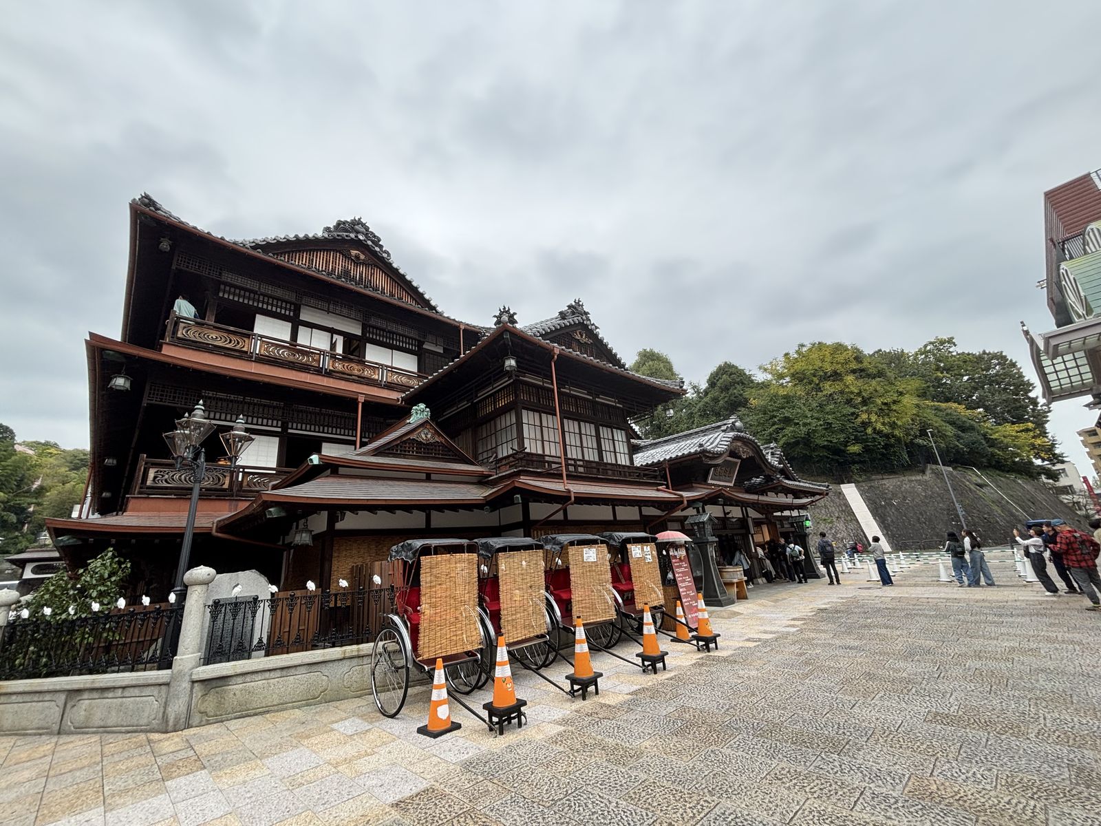道後溫泉本館攻略｜票價、營業時間、預約、交通與半日行程