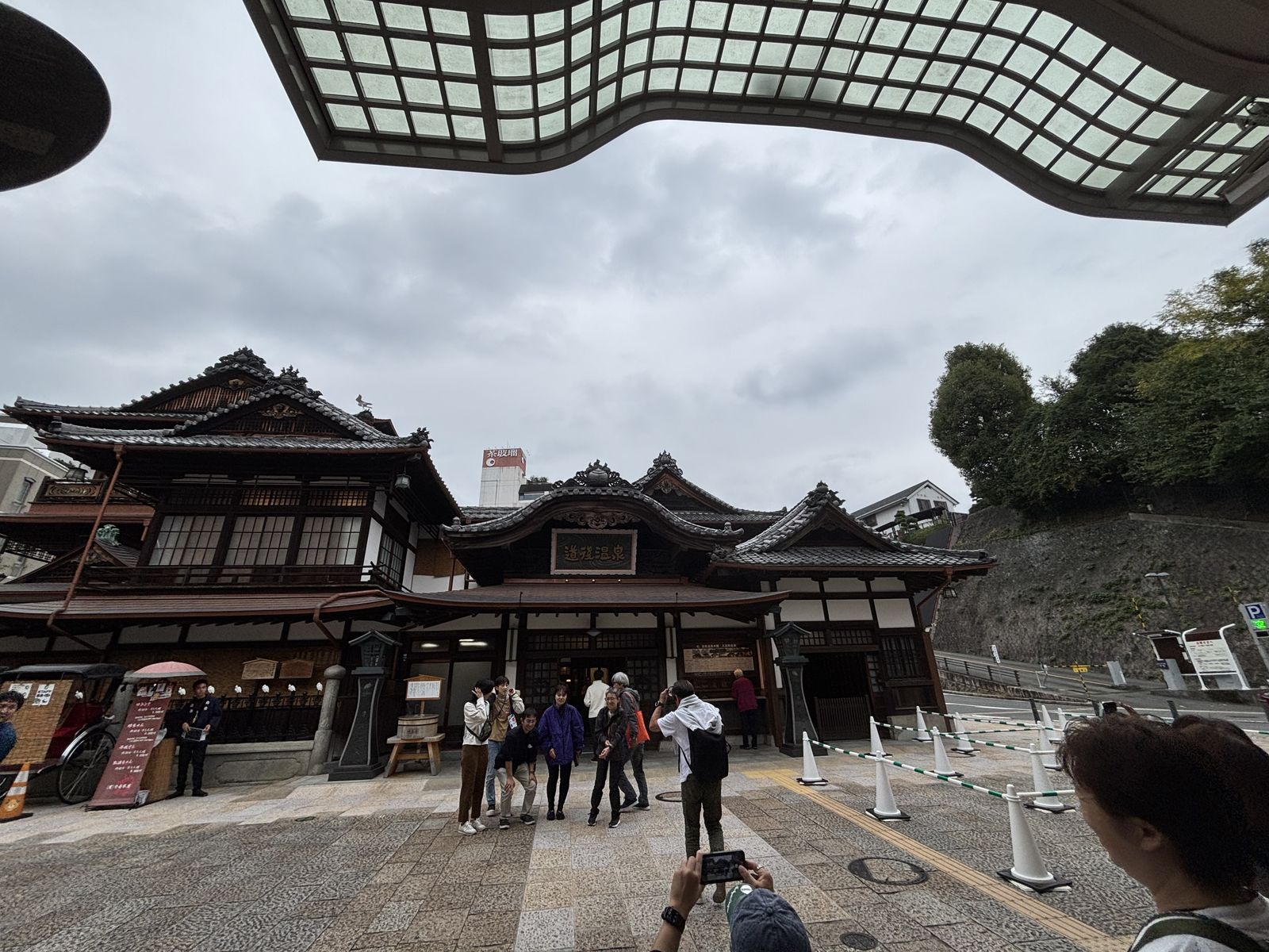 道後溫泉本館正面木造建築與入口廣場