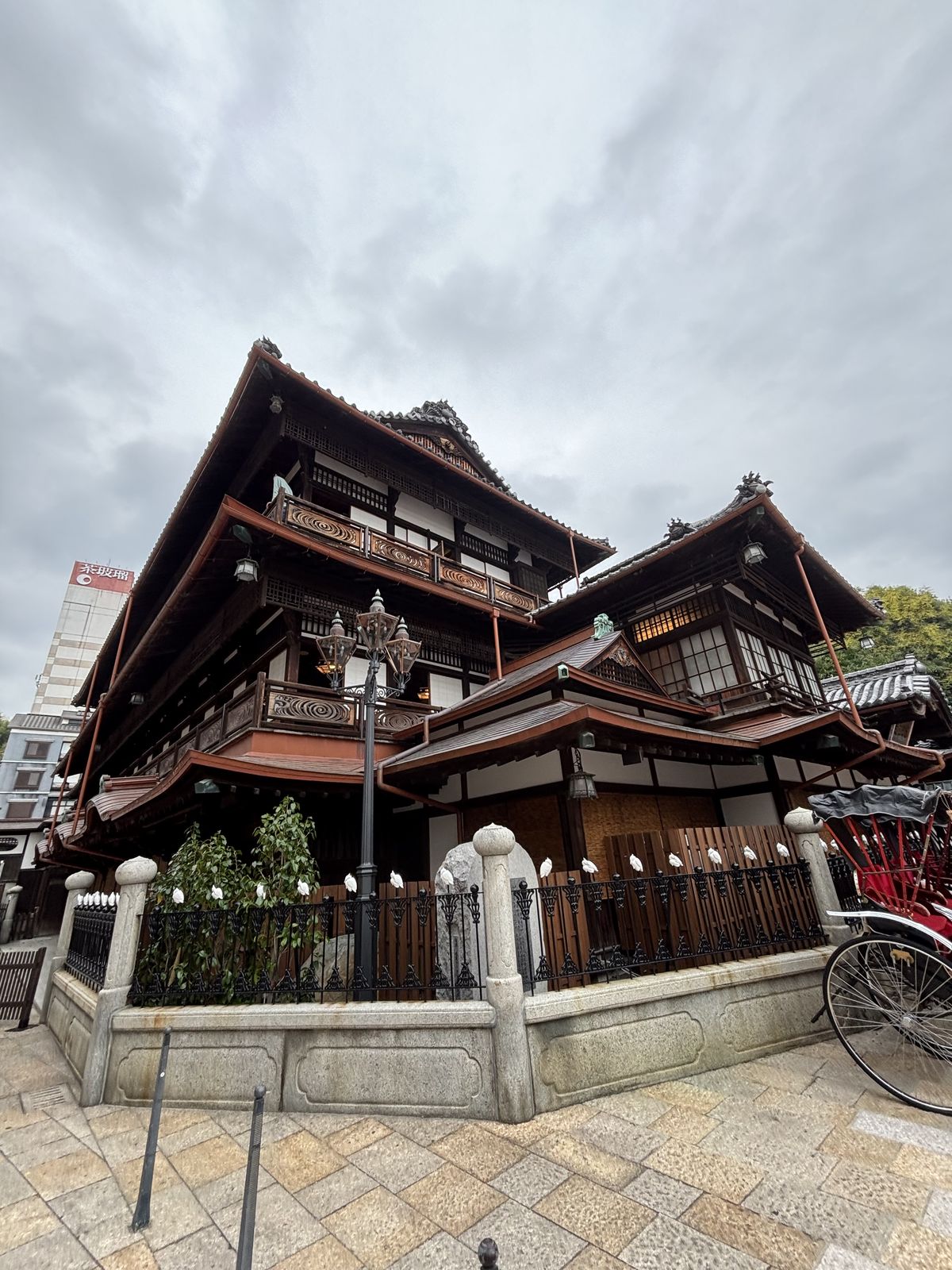 從側面看道後溫泉本館多層木造外觀