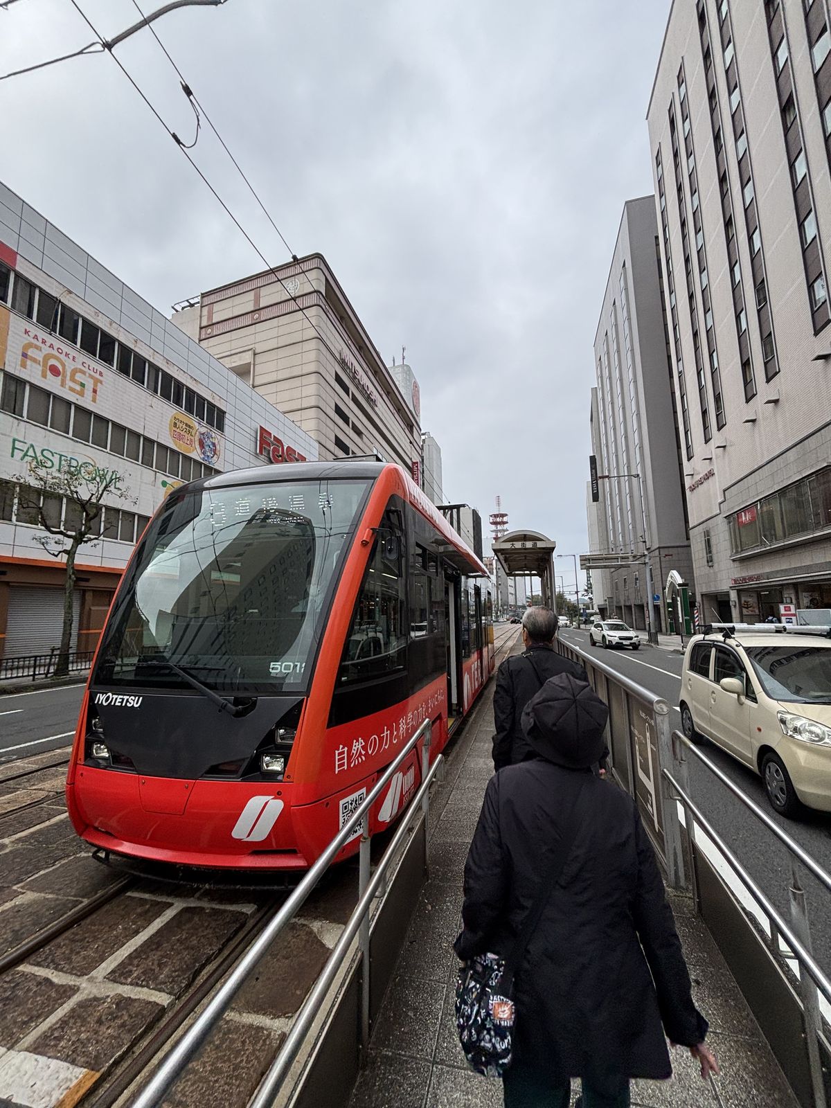 抵達道後溫泉站的伊予鐵道市內電車
