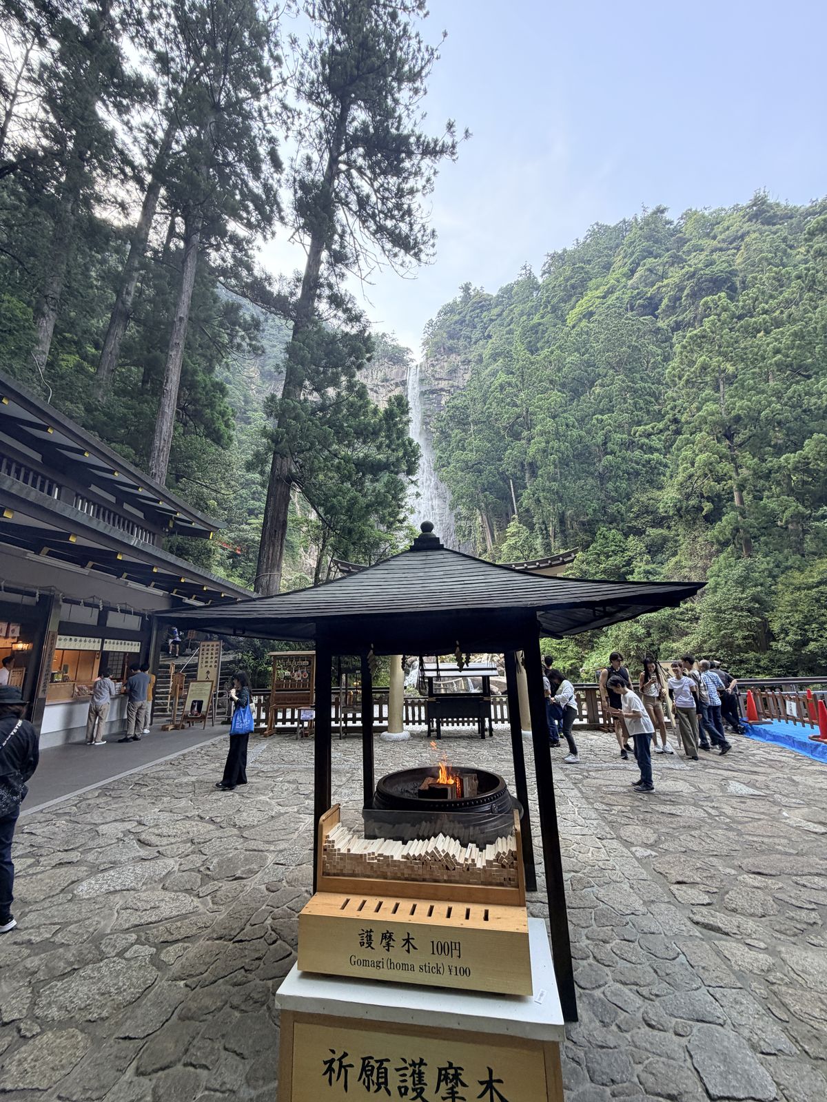 神社廣場遠望那智瀑布白練