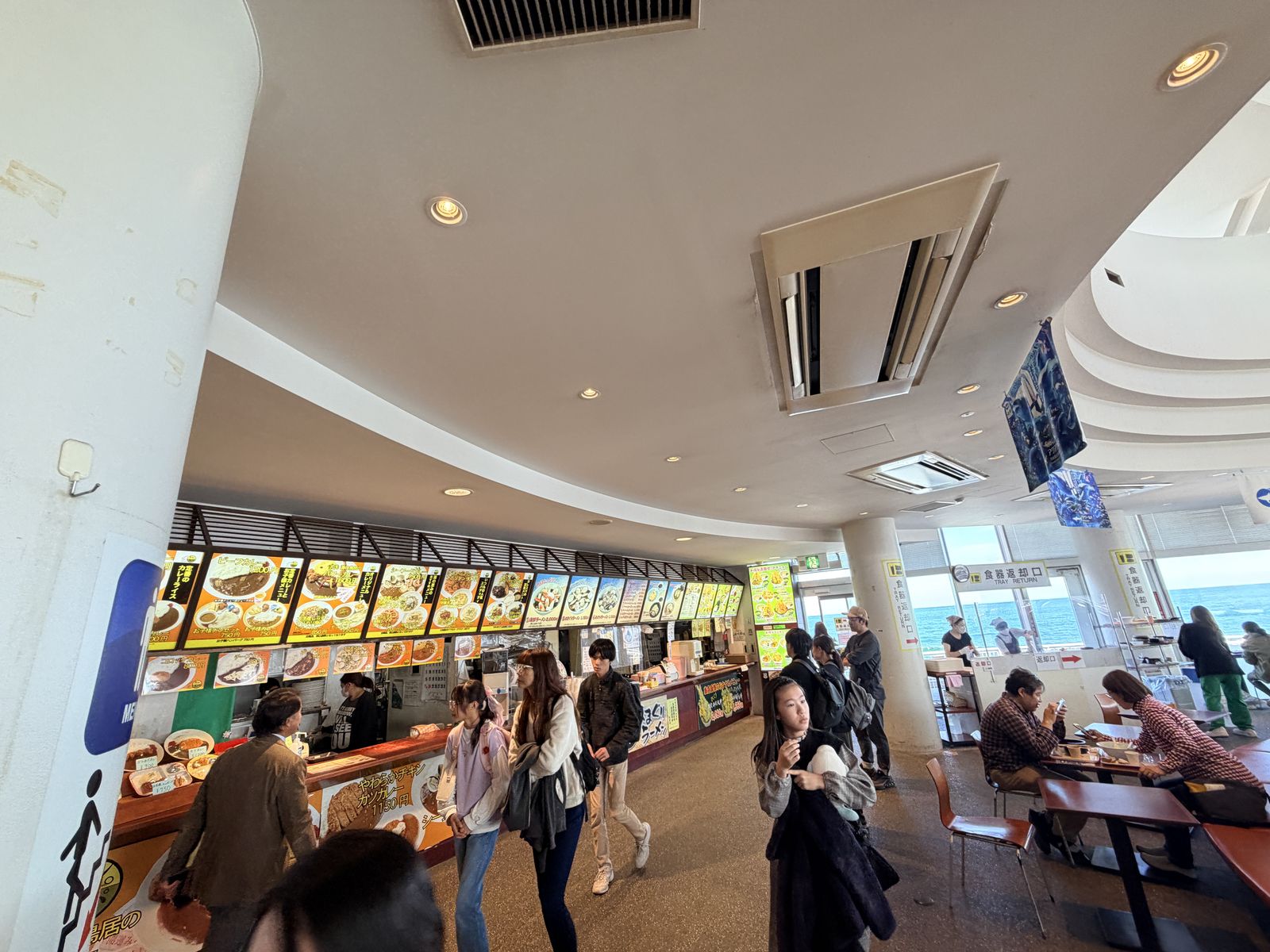 Food Court 長型點餐櫃檯與用餐人潮