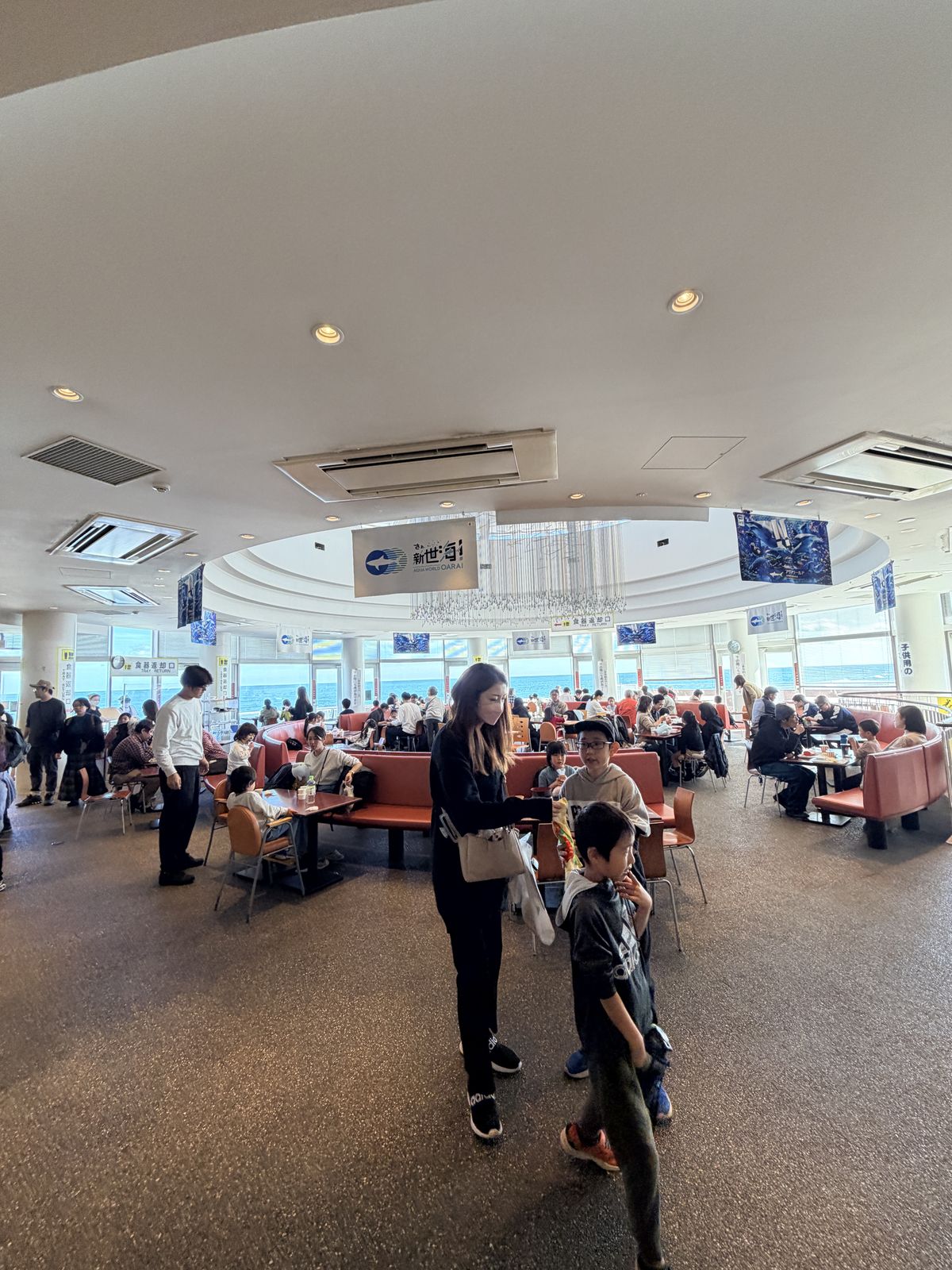 大洗水族館 Food Court 明亮用餐座位區
