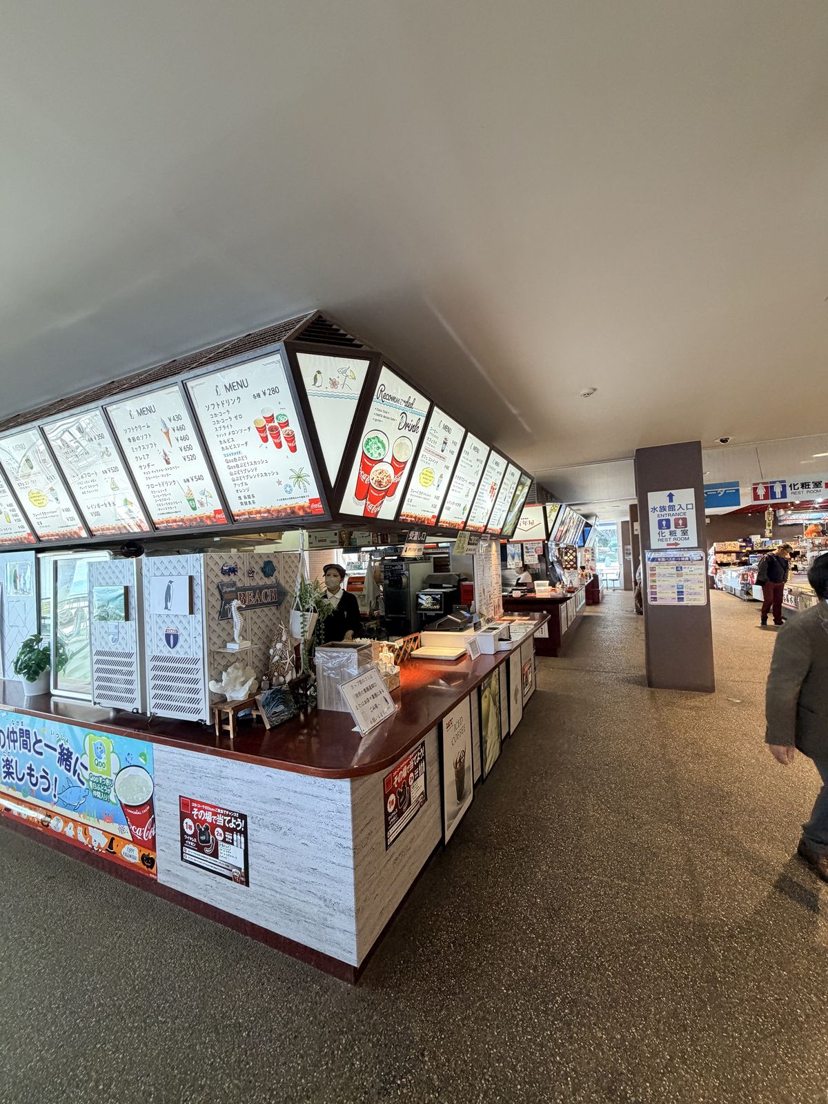 Food Court 飲料霜淇淋攤位與菜單燈箱