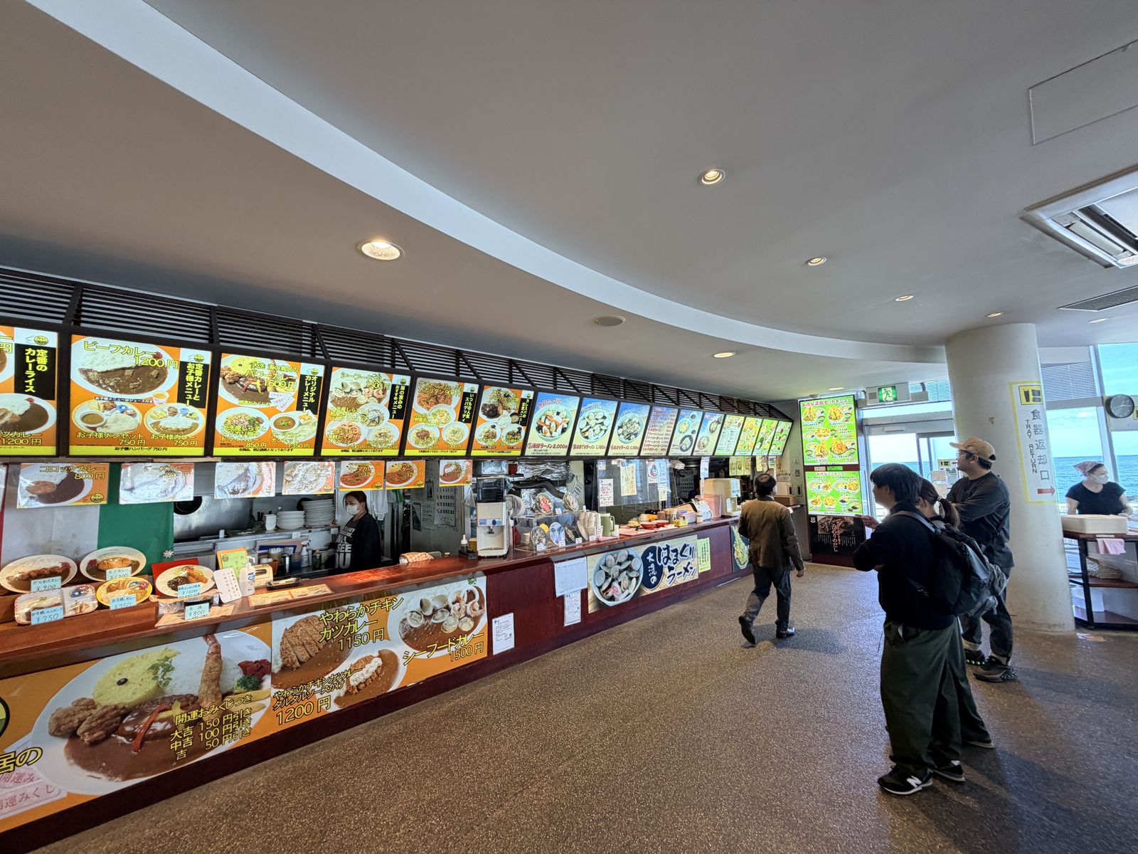 Food Court 咖哩炸物攤位與窗外海景