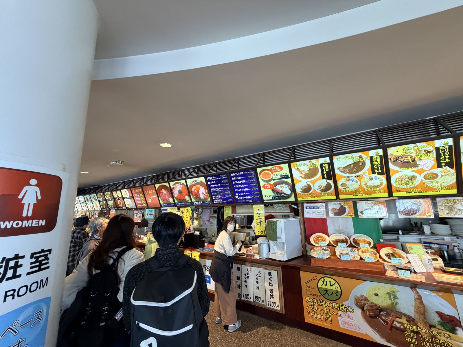 Food Court 多攤位並排菜單燈箱與點餐動線