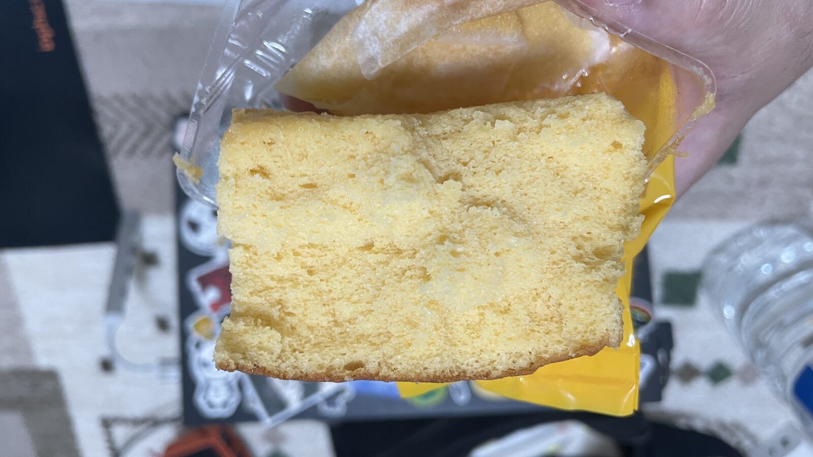 切開後呈淡黃色細緻組織的福助玉子卡斯特拉