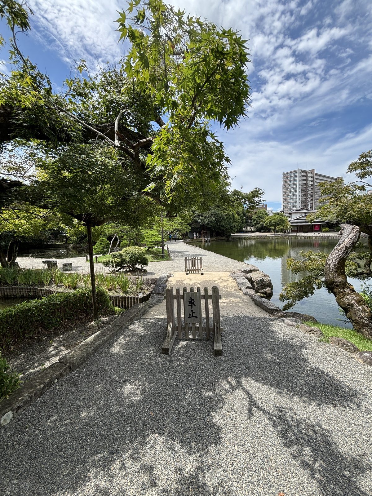 成趣園草坪與熊本市區天際線對比