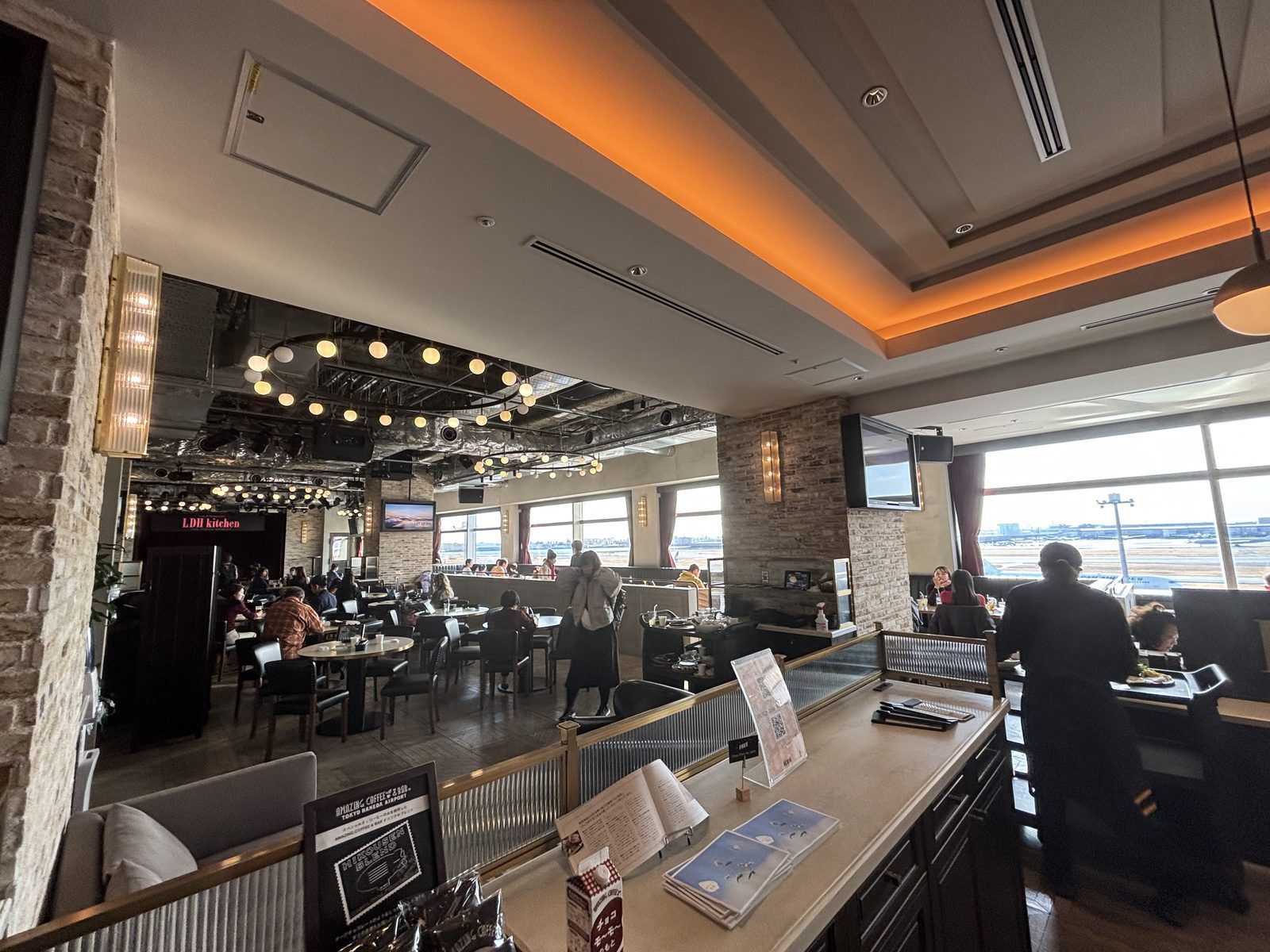 羽田機場航廈內有窗景的餐飲座位區