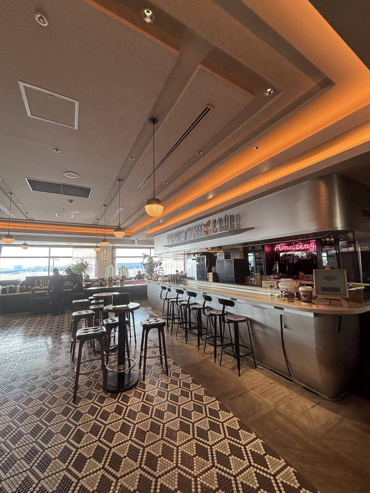 羽田機場航廈內的餐飲吧台空間
