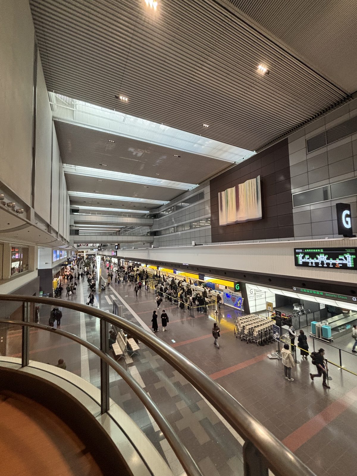 從羽田機場航廈上層俯瞰報到大廳